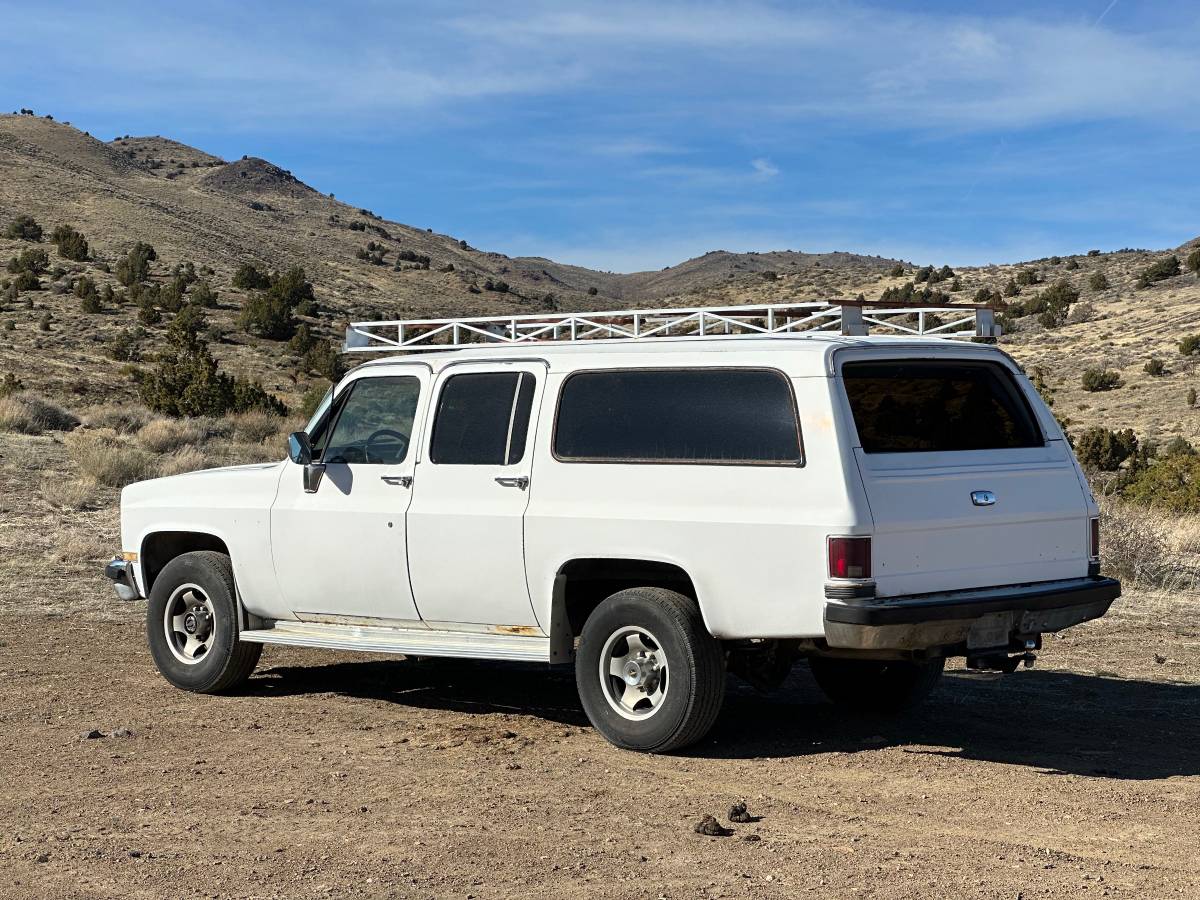 Gmc-suburban-diesel-1983-white-12