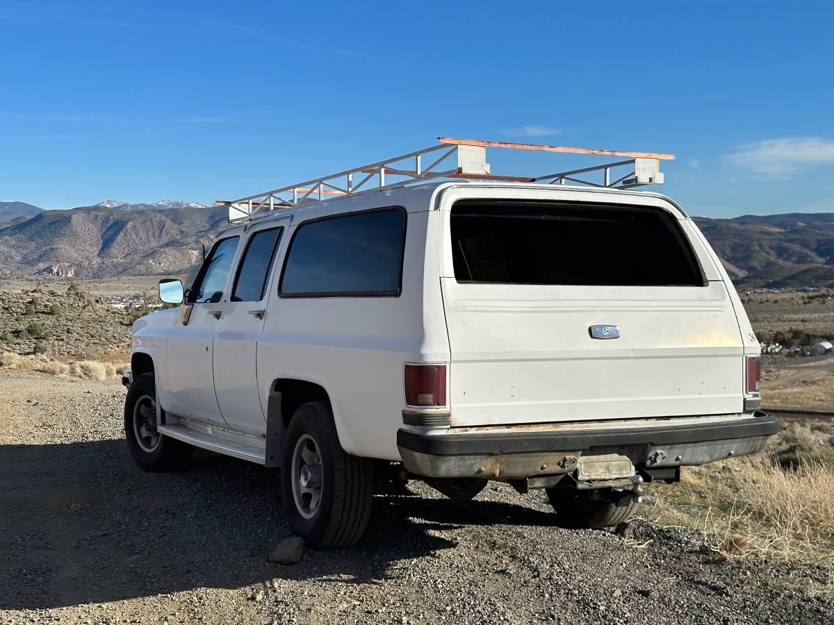 Gmc-suburban-diesel-1983-white-13