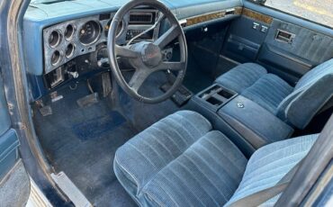 Gmc-suburban-diesel-1983-white-15