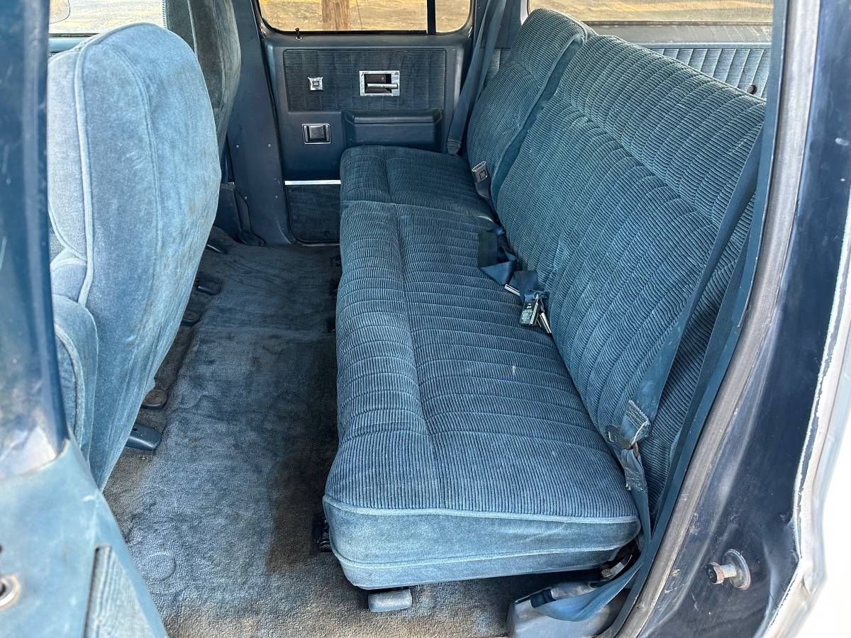 Gmc-suburban-diesel-1983-white-17