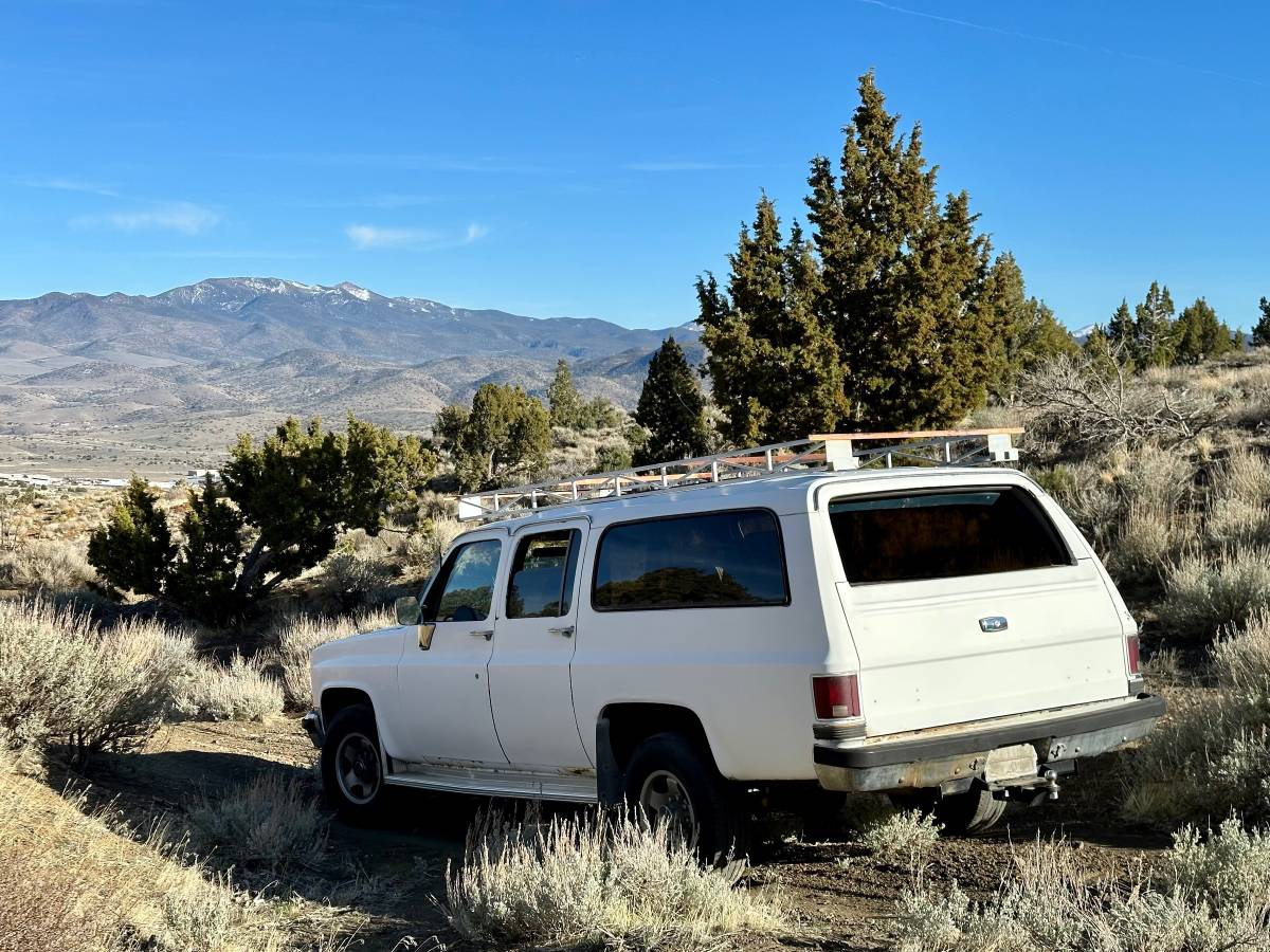 Gmc-suburban-diesel-1983-white-5