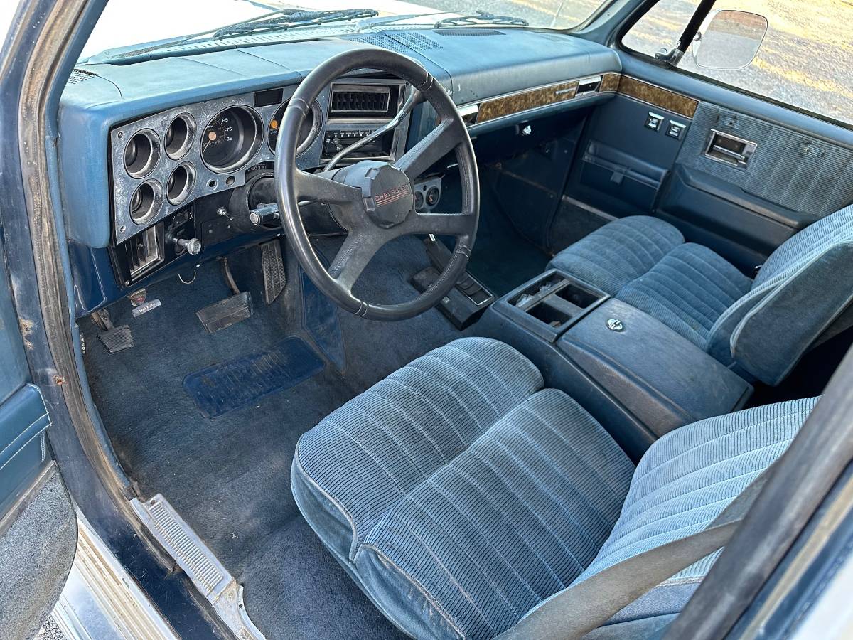 Gmc-suburban-diesel-1983-white-6