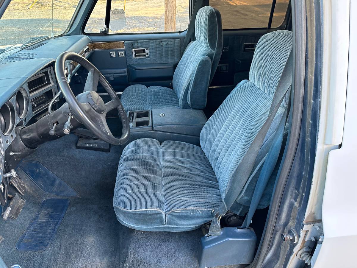 Gmc-suburban-diesel-1983-white-7