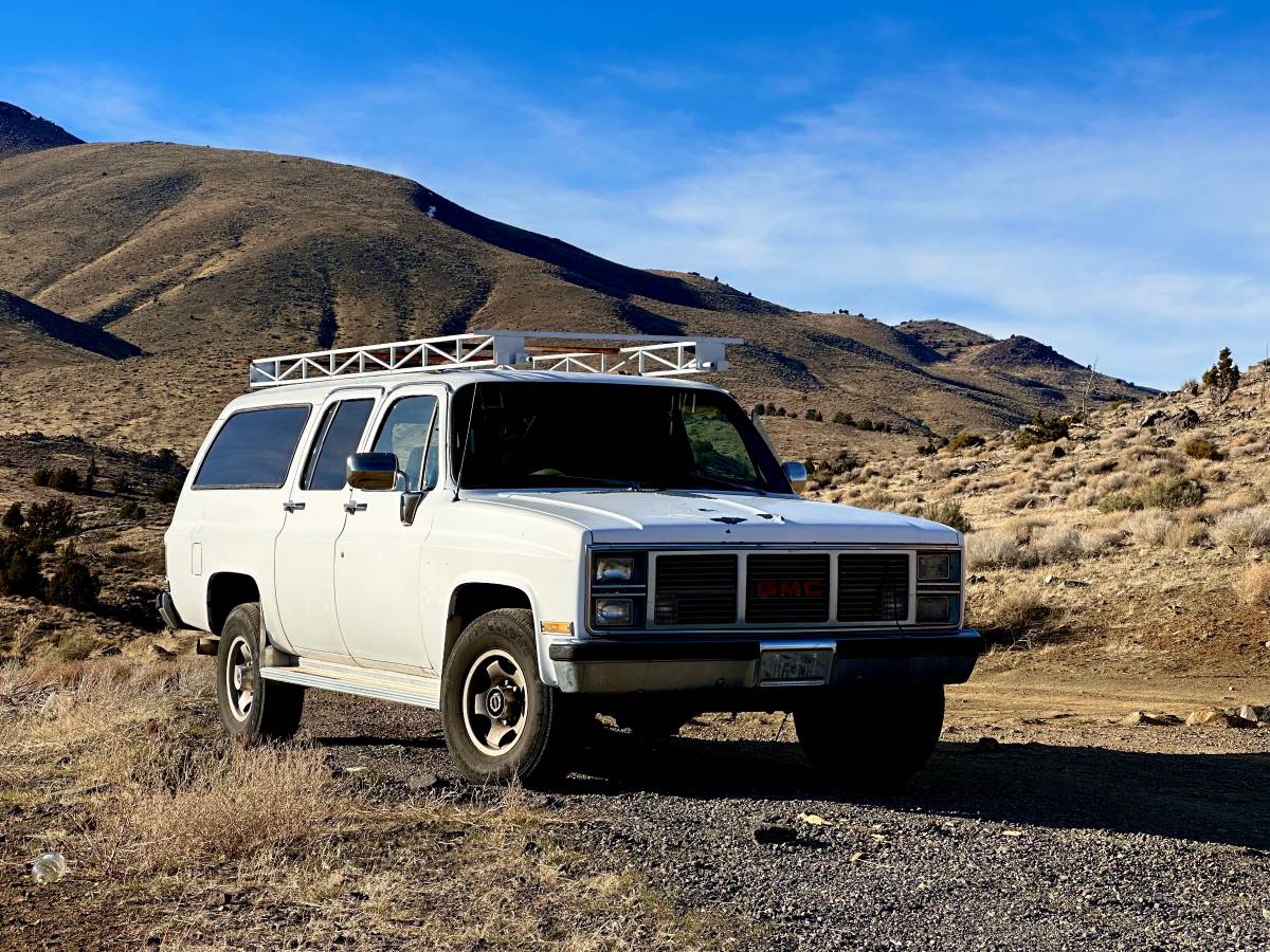 Gmc-suburban-diesel-1983-white-9