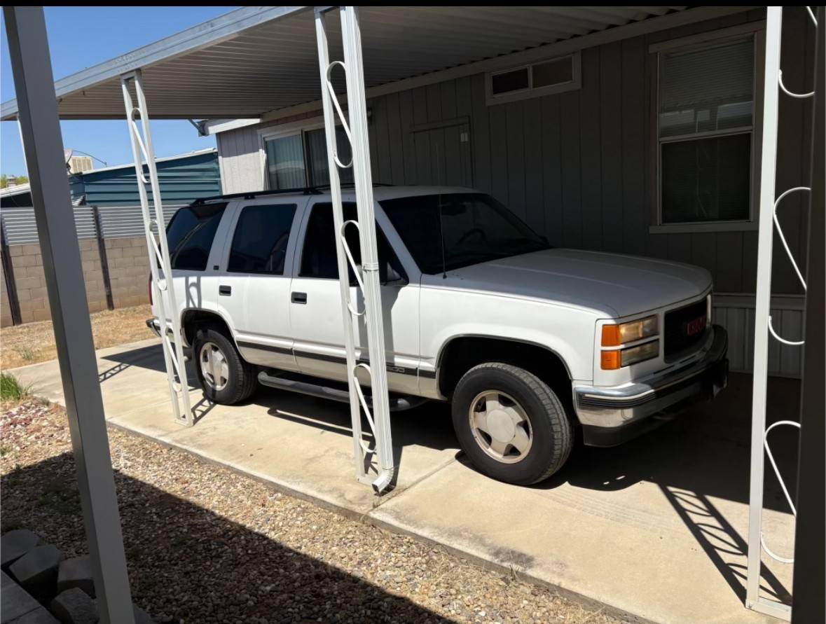Gmc-yukon-1996-white