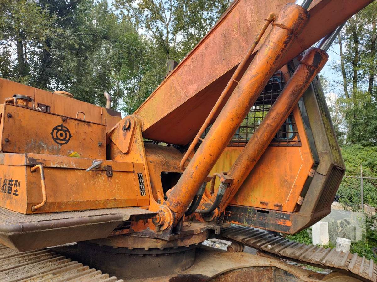Hitachi-uh10lc-diesel-1985-orange