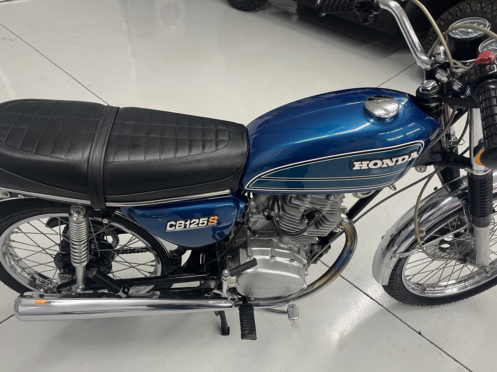 Honda-CB-1975-3