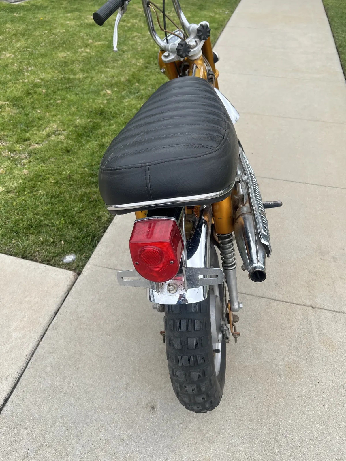 Honda-Ct70-1970-Gold-Black-Seat-2