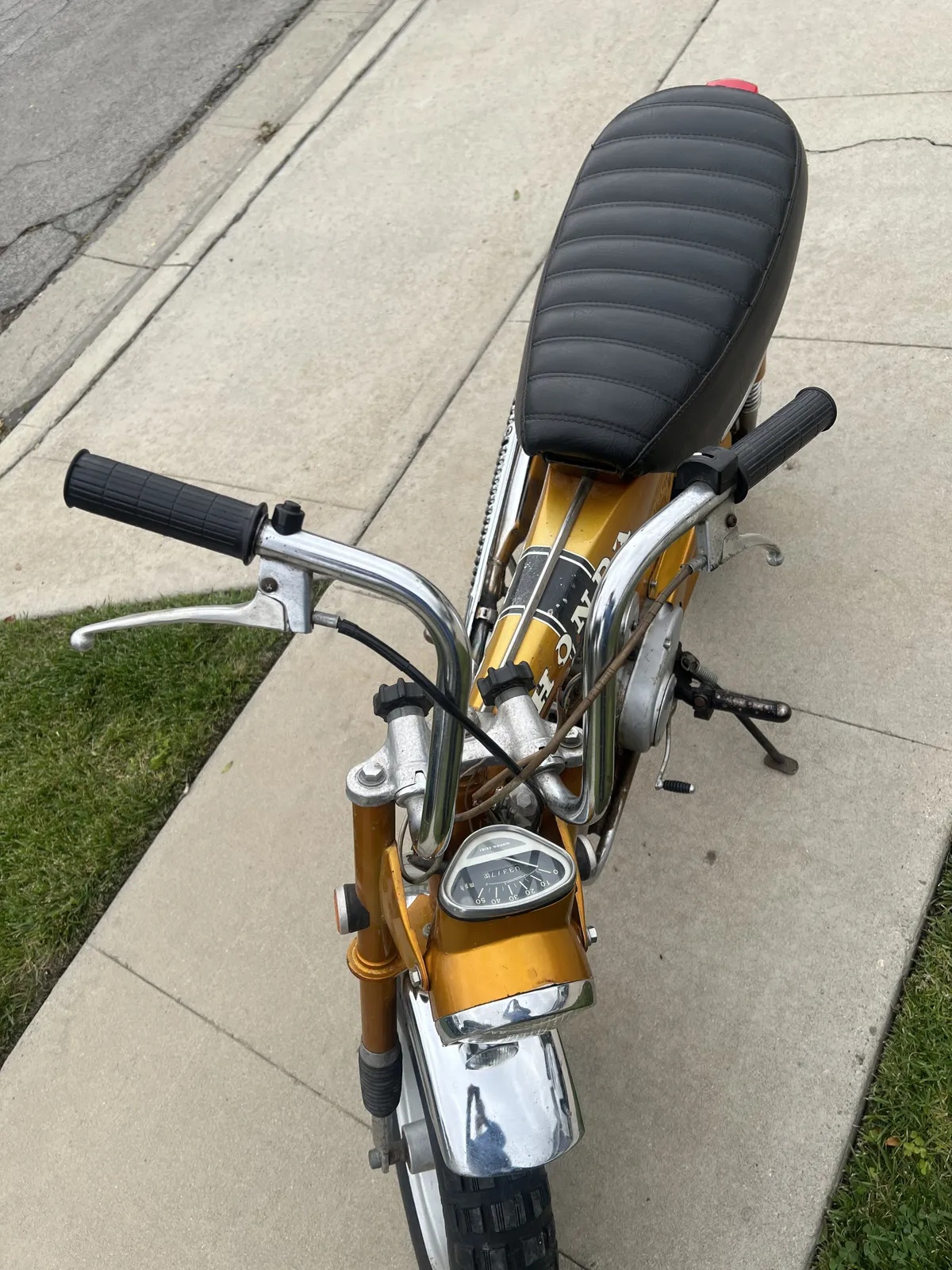 Honda-Ct70-1970-Gold-Black-Seat-4