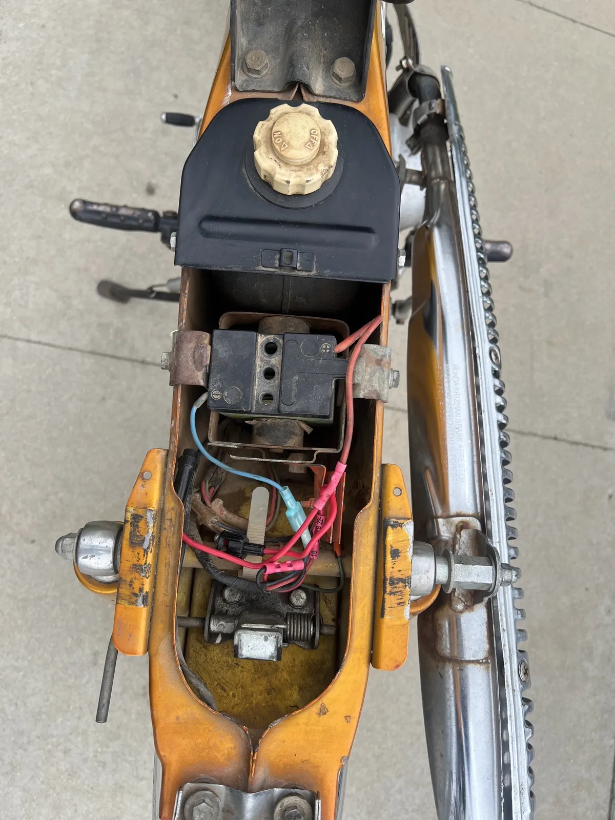 Honda-Ct70-1970-Gold-Black-Seat-8