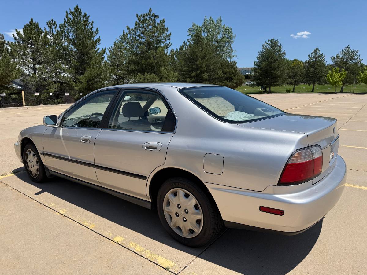 Honda-accord-1996-silver-1
