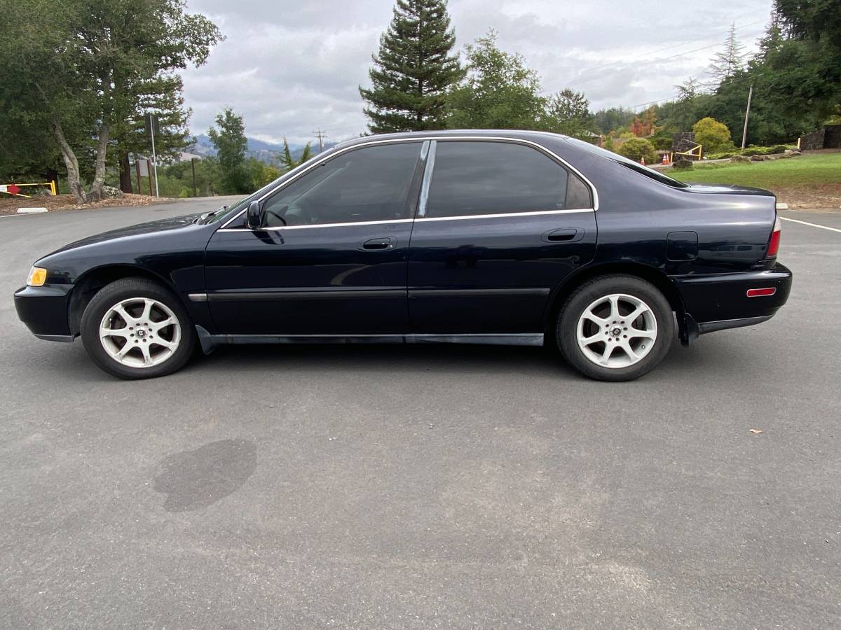 Honda-accord-lx-1996-black-10