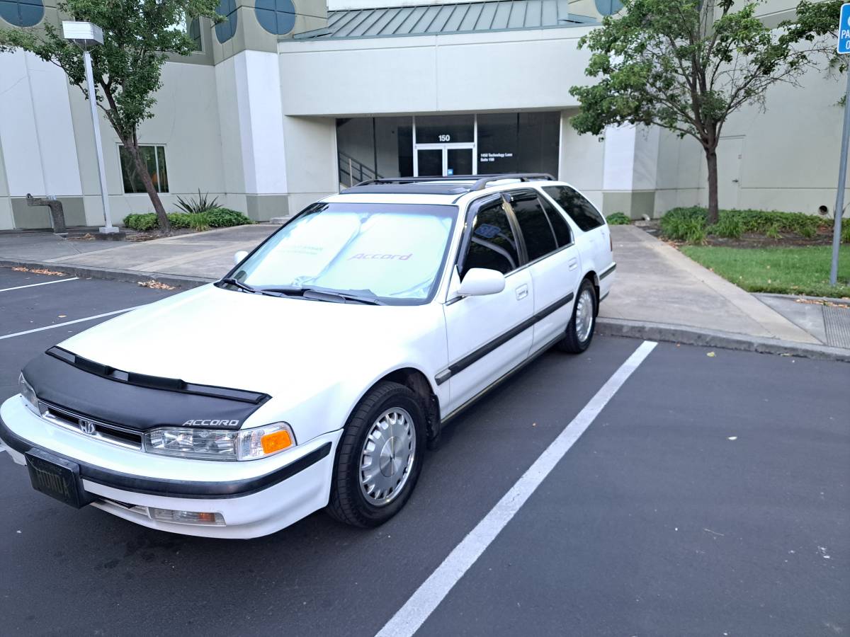 Honda-accord-wagon-1991-white-2