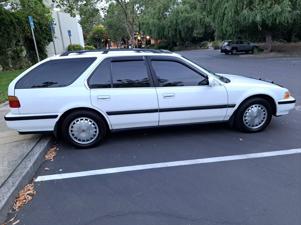 Honda-accord-wagon-1991-white-3