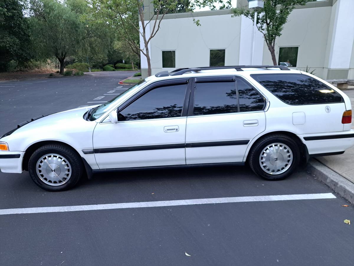 Honda-accord-wagon-1991-white