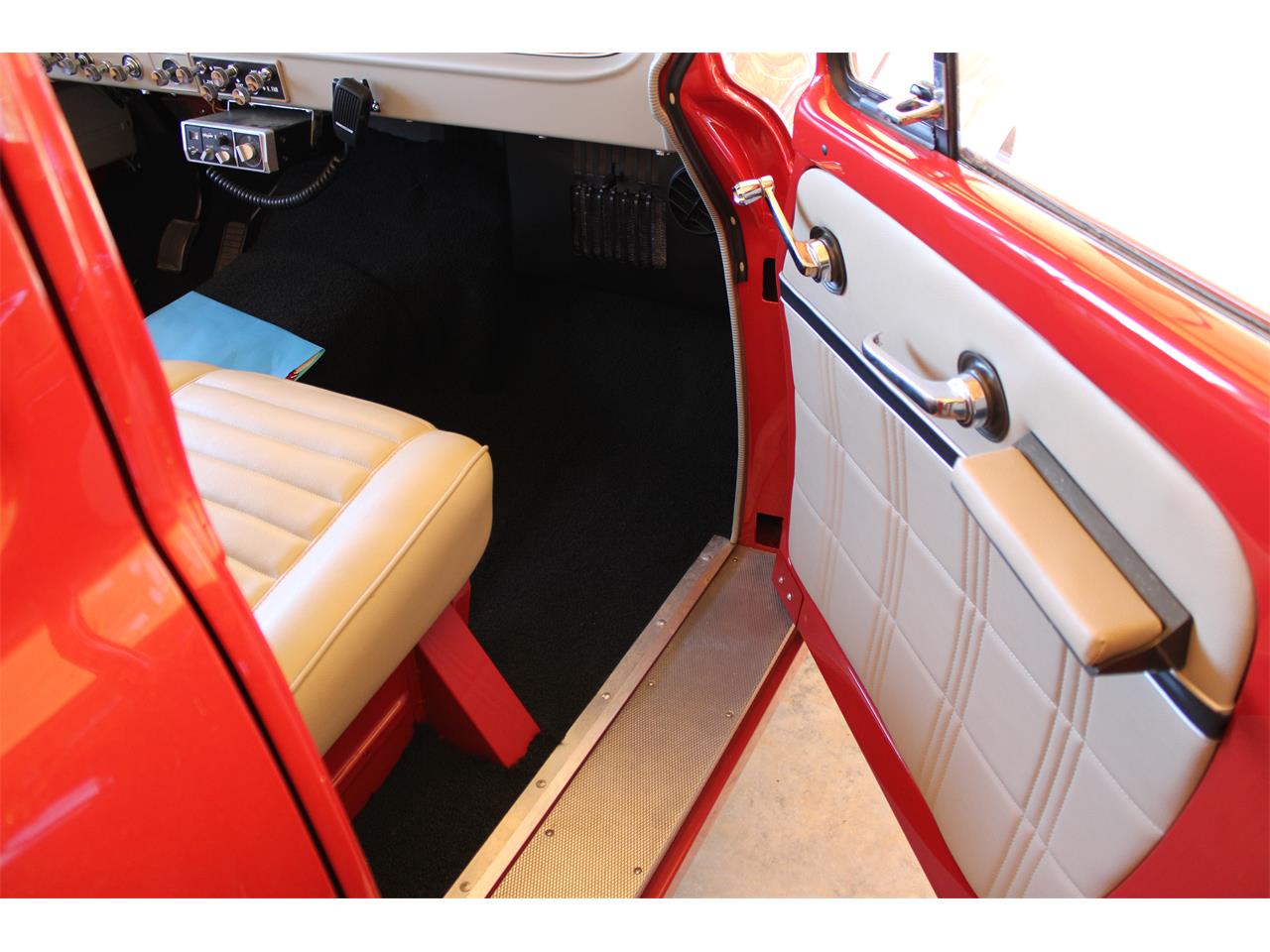 International-1000b-1967-IH-Red-and-White-Beige-11