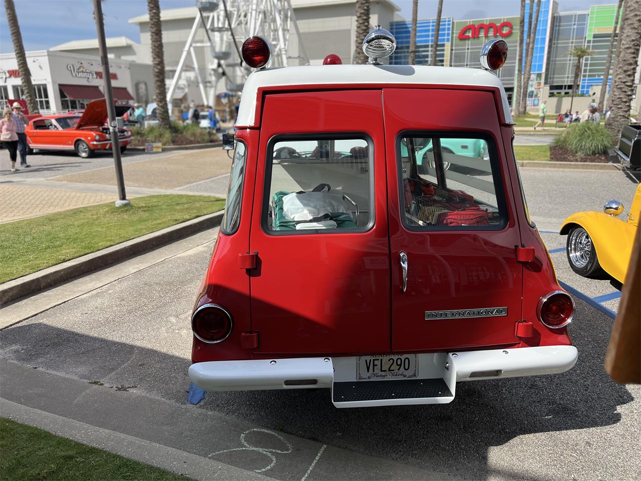 International-1000b-1967-IH-Red-and-White-Beige-4