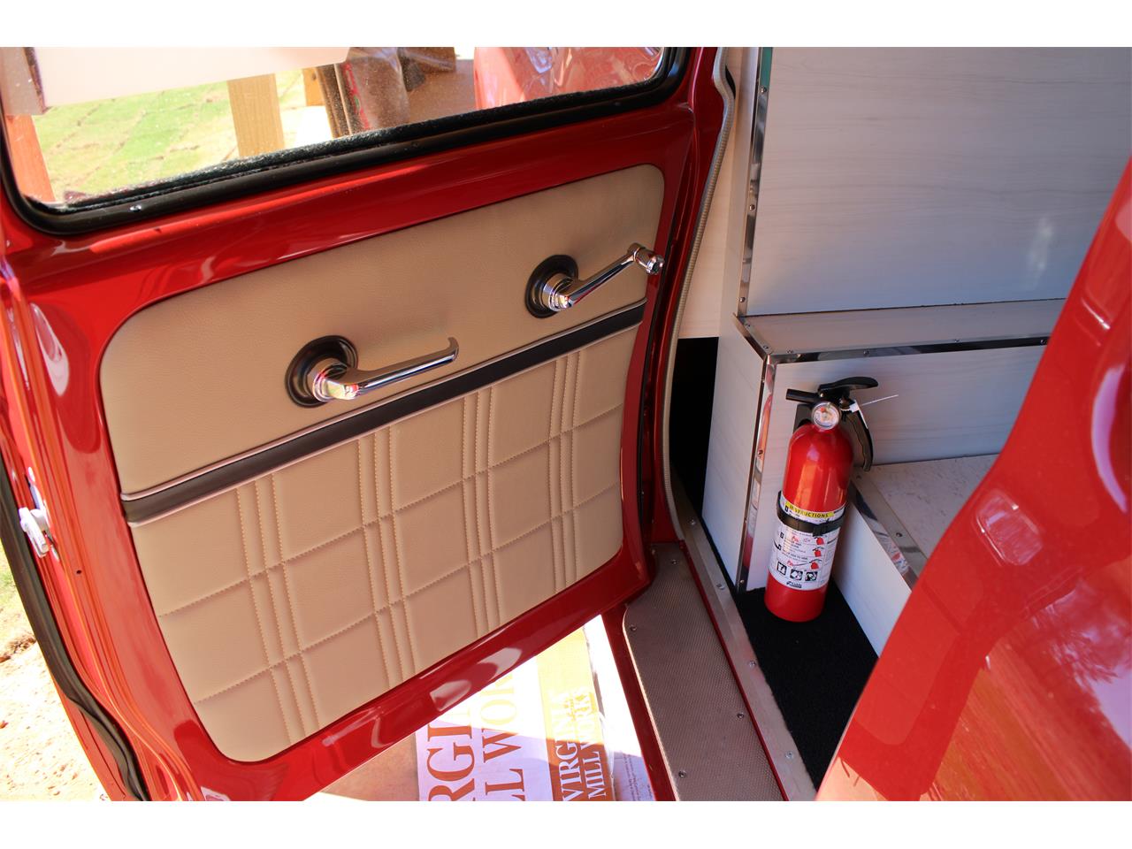 International-1000b-1967-IH-Red-and-White-Beige-8