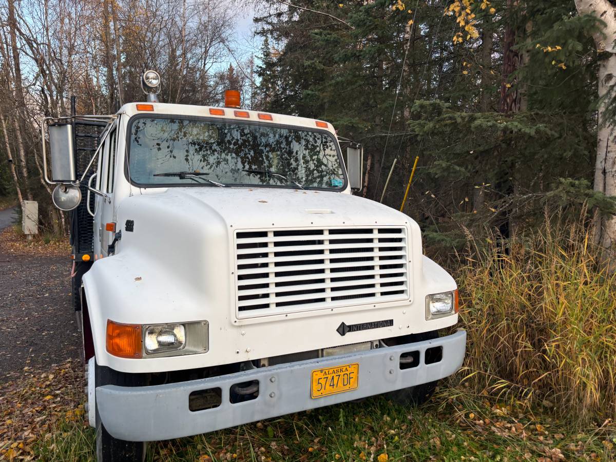 International-4700-diesel-1996-white-4