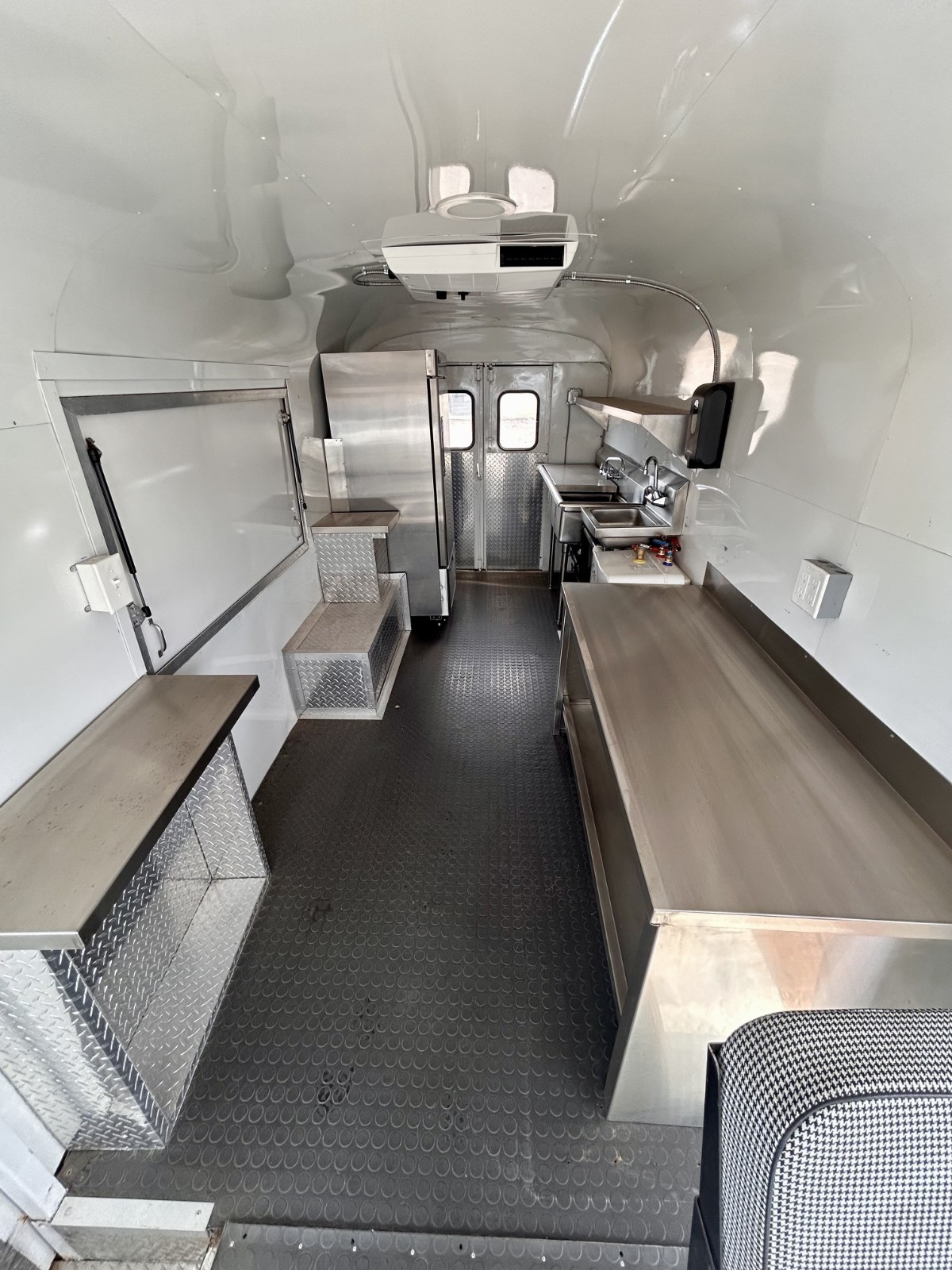 International-Harvester-Metro-1964-Extended-Passenger-Van-12