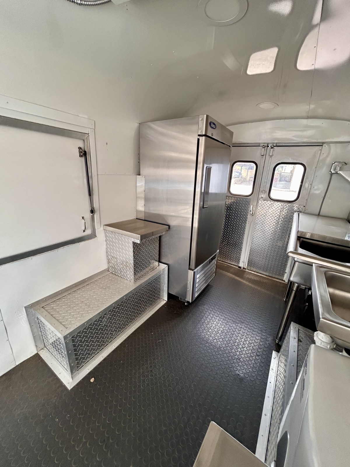 International-Harvester-Metro-1964-Extended-Passenger-Van-14