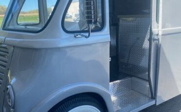 International-Harvester-Metro-1964-Extended-Passenger-Van-3