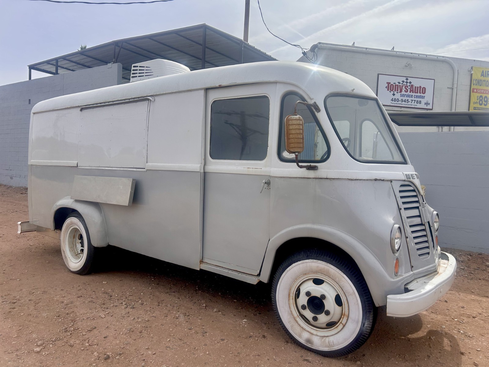 International-Harvester-Metro-1964-Extended-Passenger-Van-6