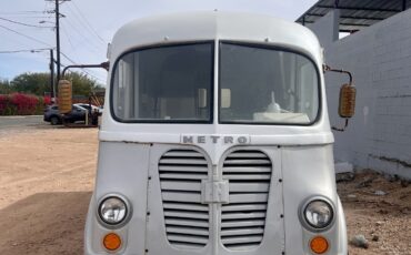 International-Harvester-Metro-1964-Extended-Passenger-Van-8