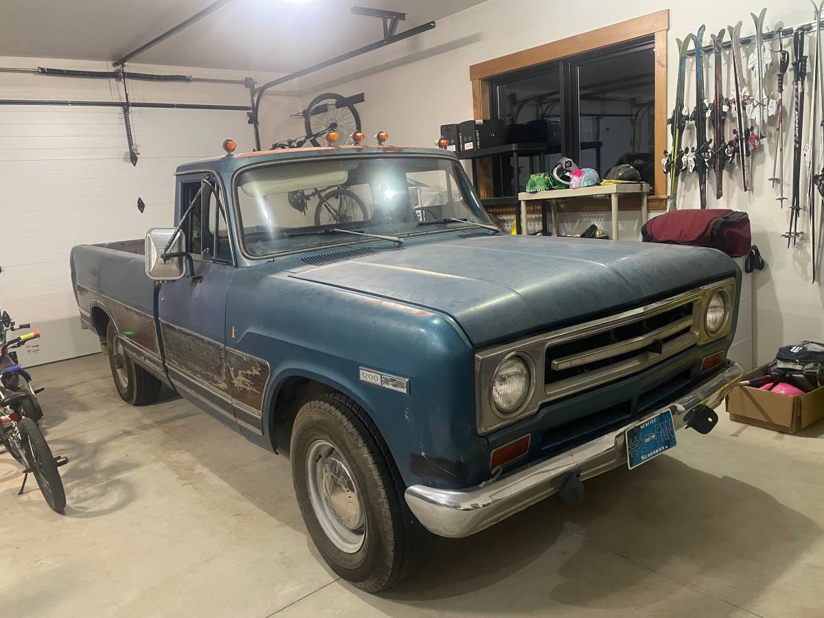 International-harvester-1200d-1970-blue-9