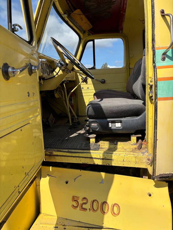 International-r200-1964-yellow-4