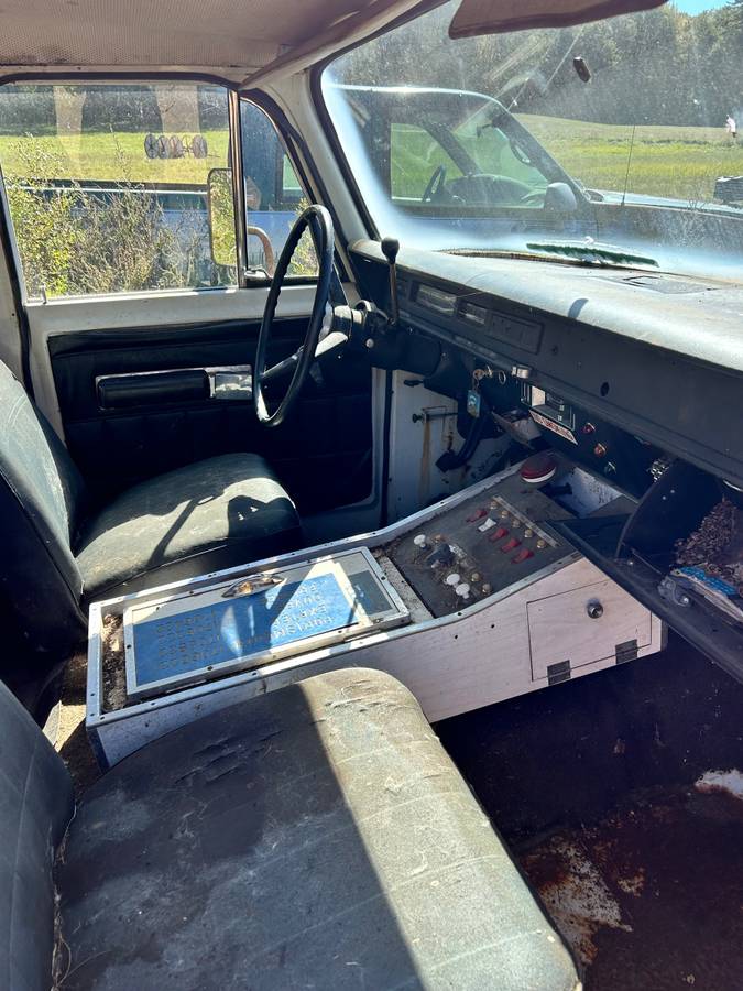 International-travelall-ambulance-1972-custom-4