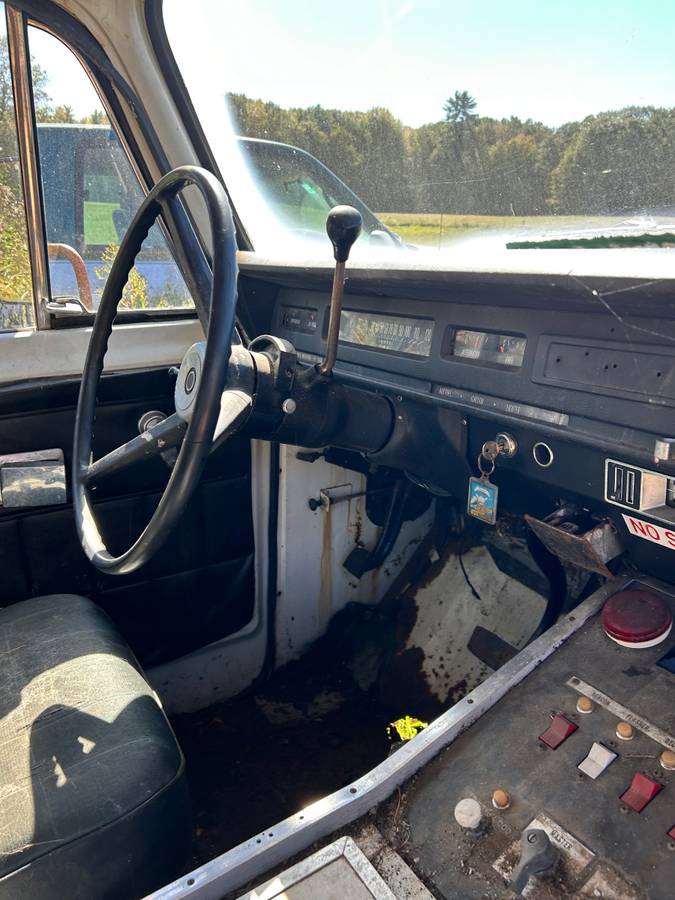 International-travelall-ambulance-1972-custom-5