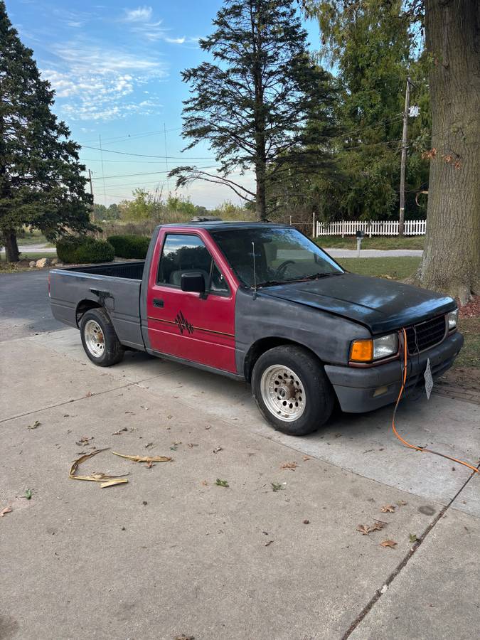 Isuzu-pickup-1995-red