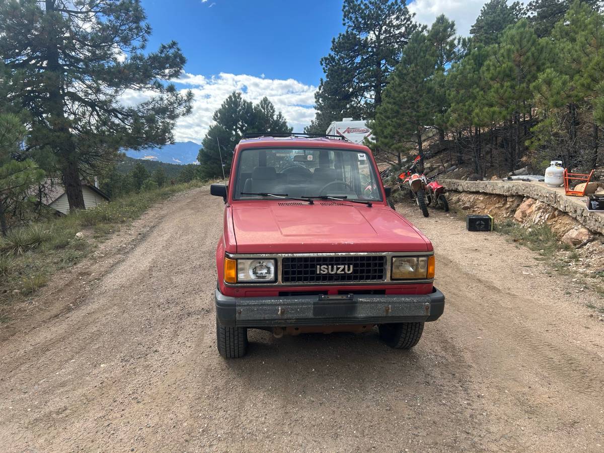 Isuzu-trooper-1988-red-1