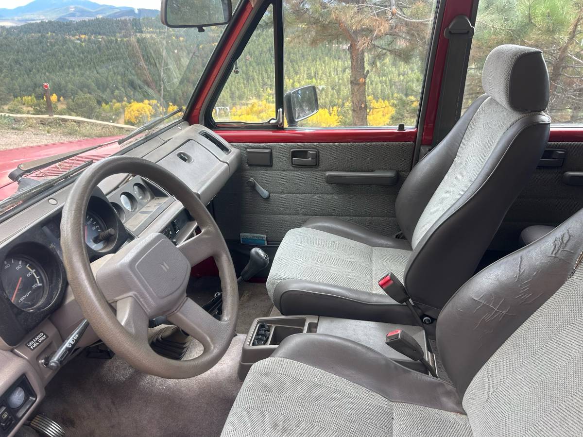 Isuzu-trooper-1988-red-6