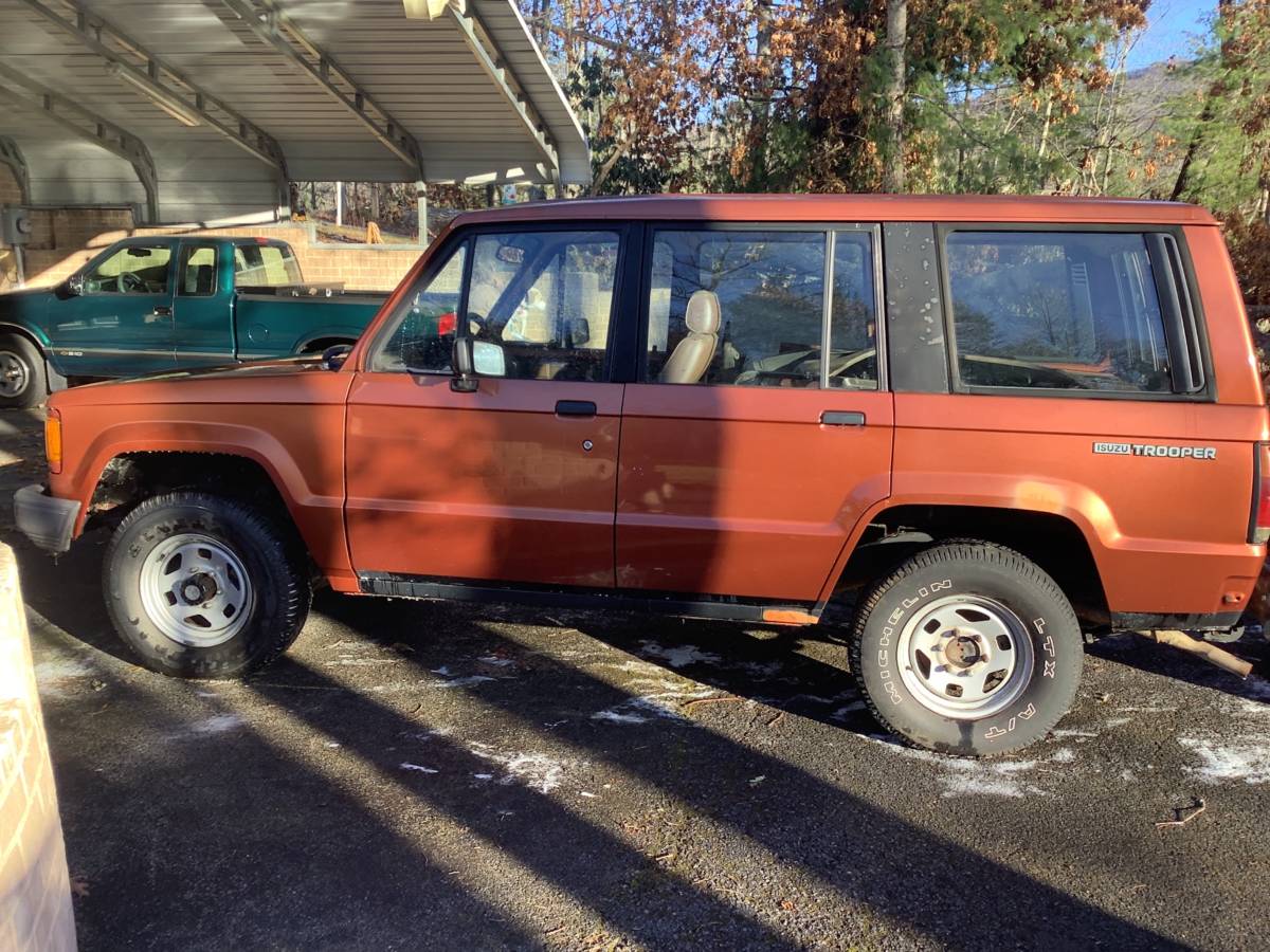 Isuzu-trooper-1989-orange