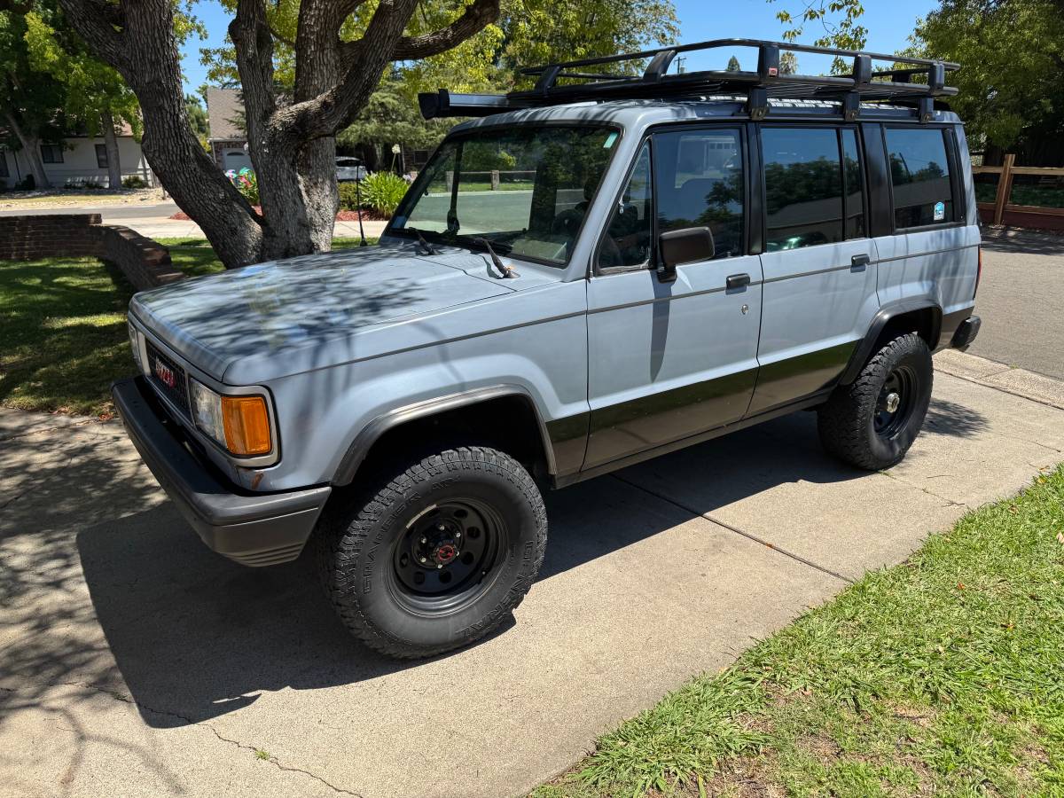 Isuzu-trooper-1990-blue-5
