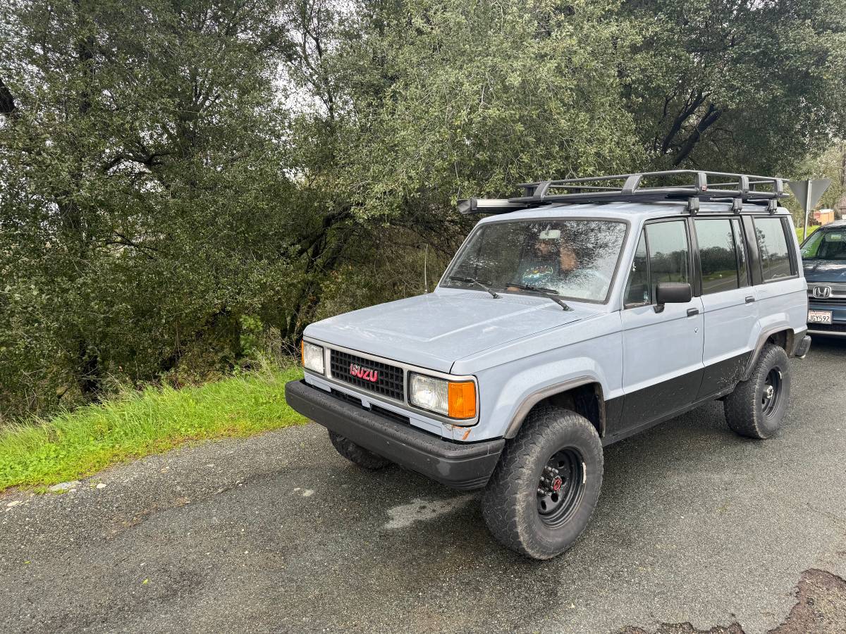Isuzu-trooper-1990-blue