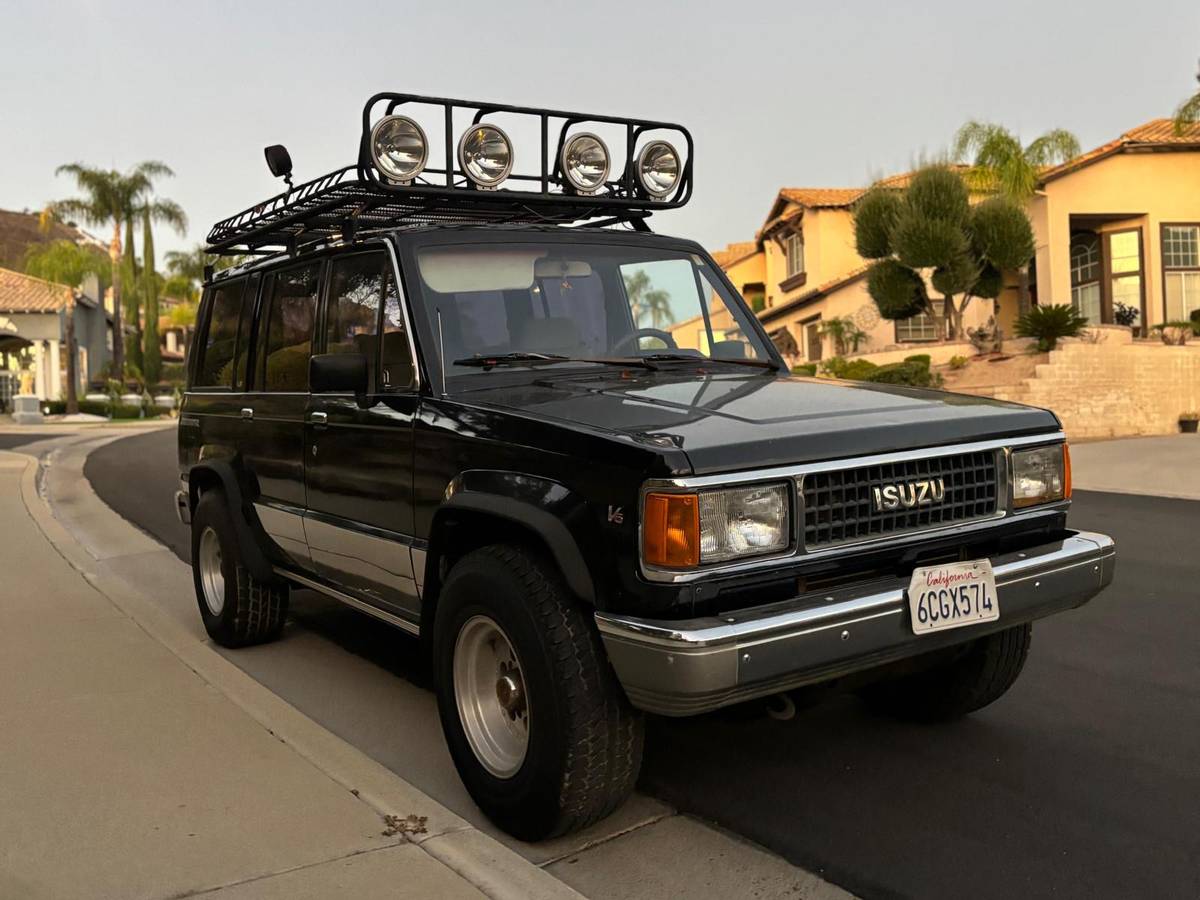 Isuzu-trooper-1991-black-1