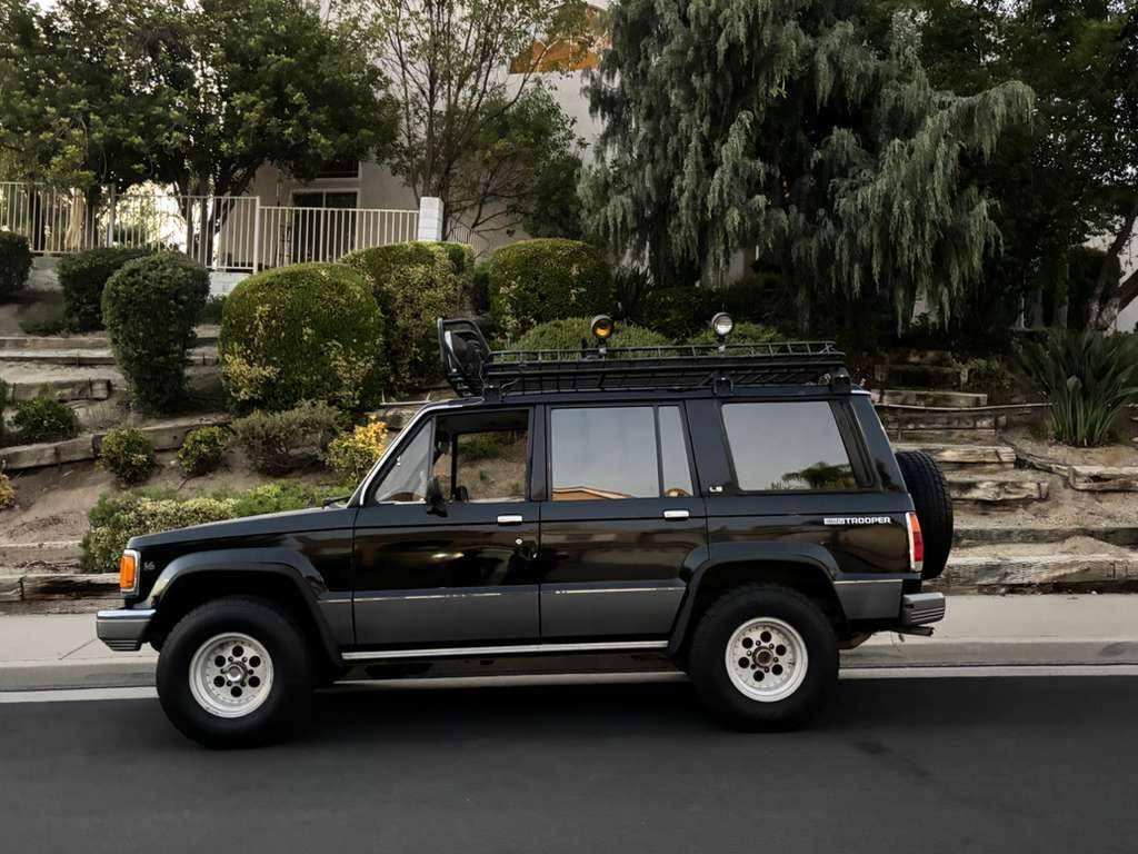 Isuzu-trooper-1991-black-10