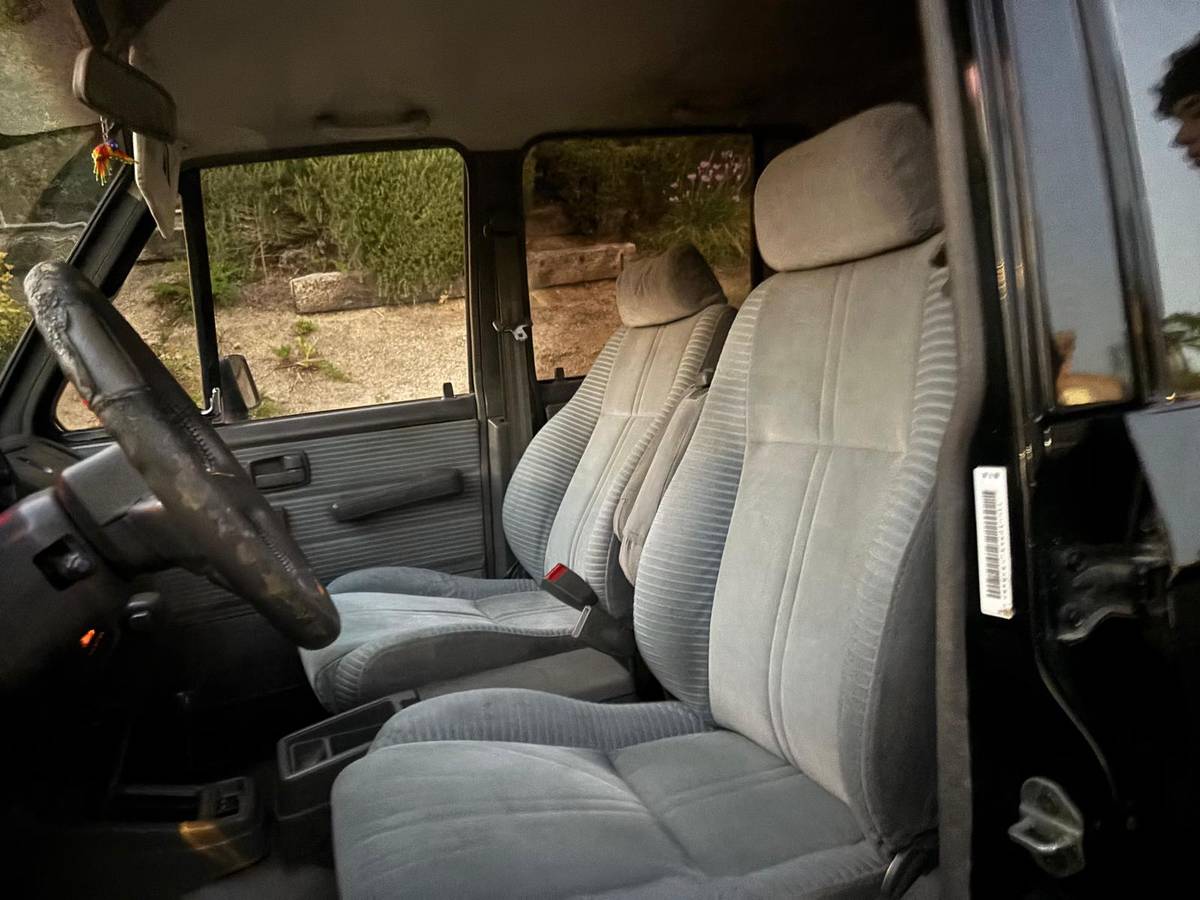 Isuzu-trooper-1991-black-14