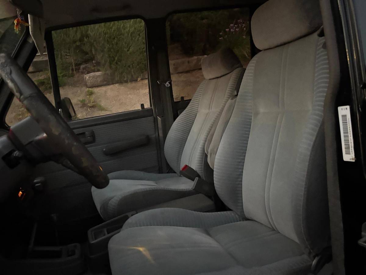 Isuzu-trooper-1991-black-15