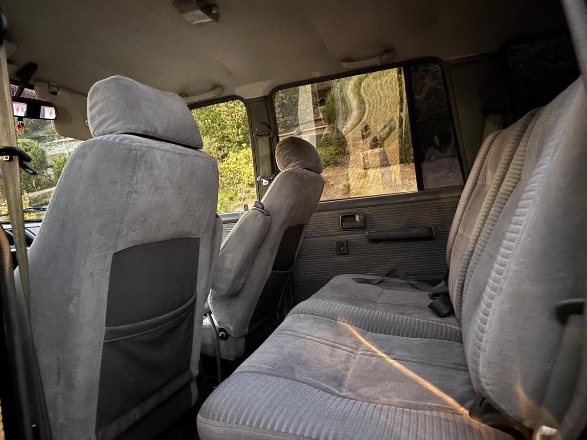 Isuzu-trooper-1991-black-16
