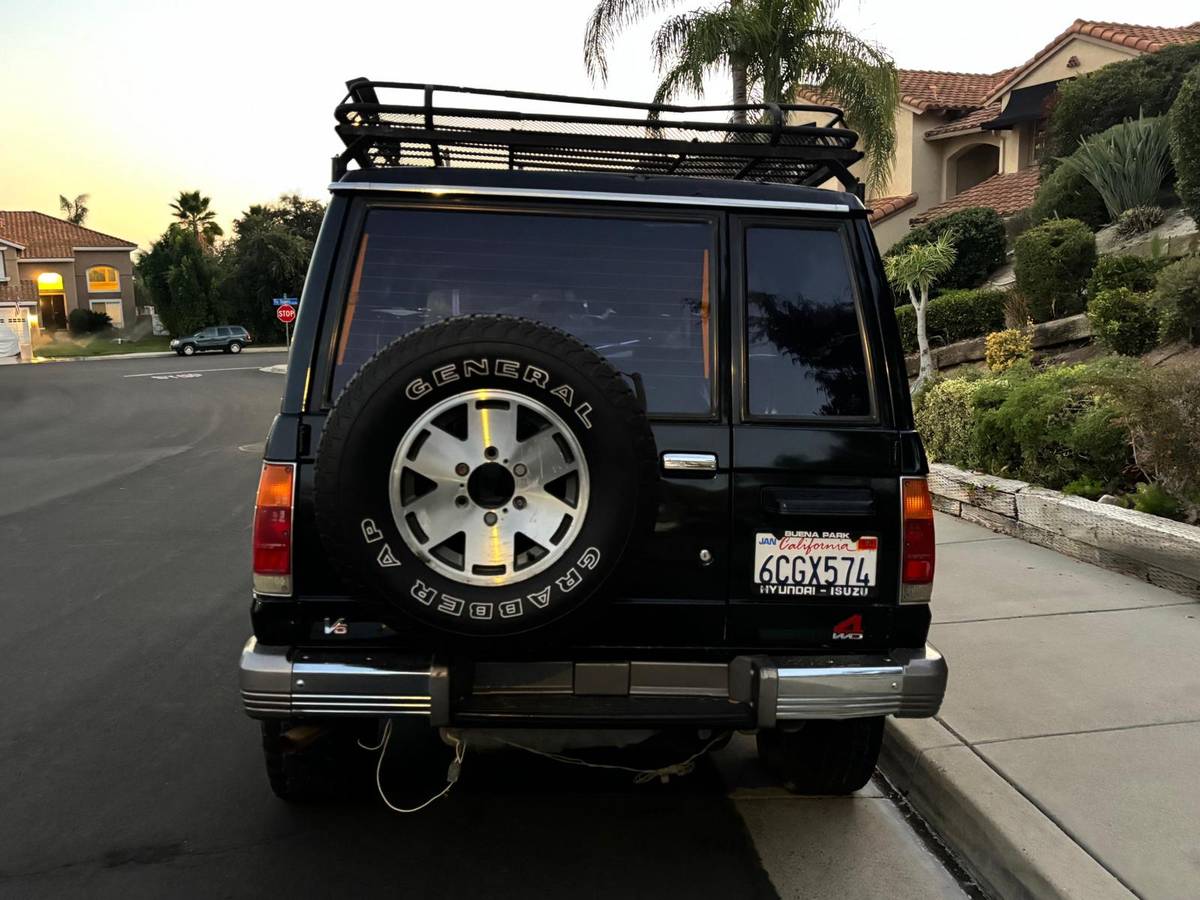 Isuzu-trooper-1991-black-3
