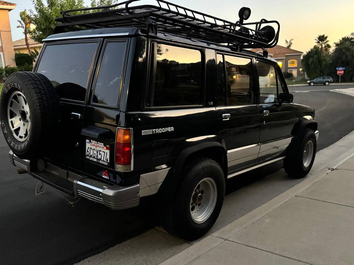Isuzu-trooper-1991-black-4
