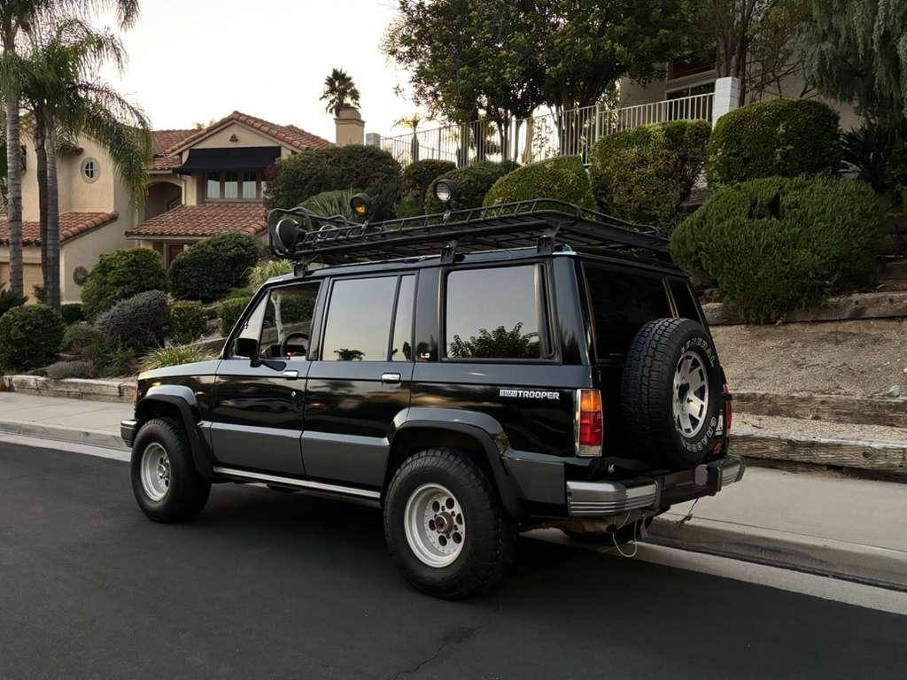 Isuzu-trooper-1991-black-5