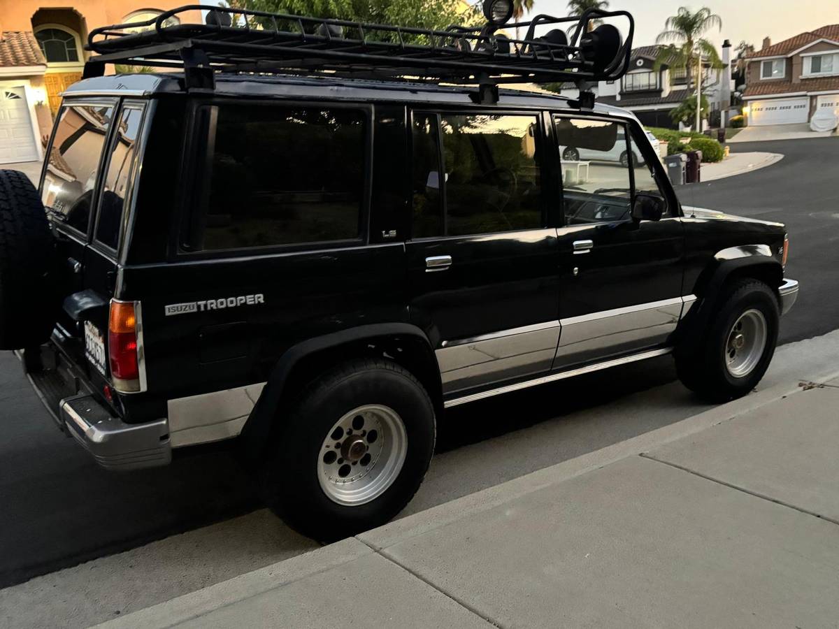 Isuzu-trooper-1991-black-6