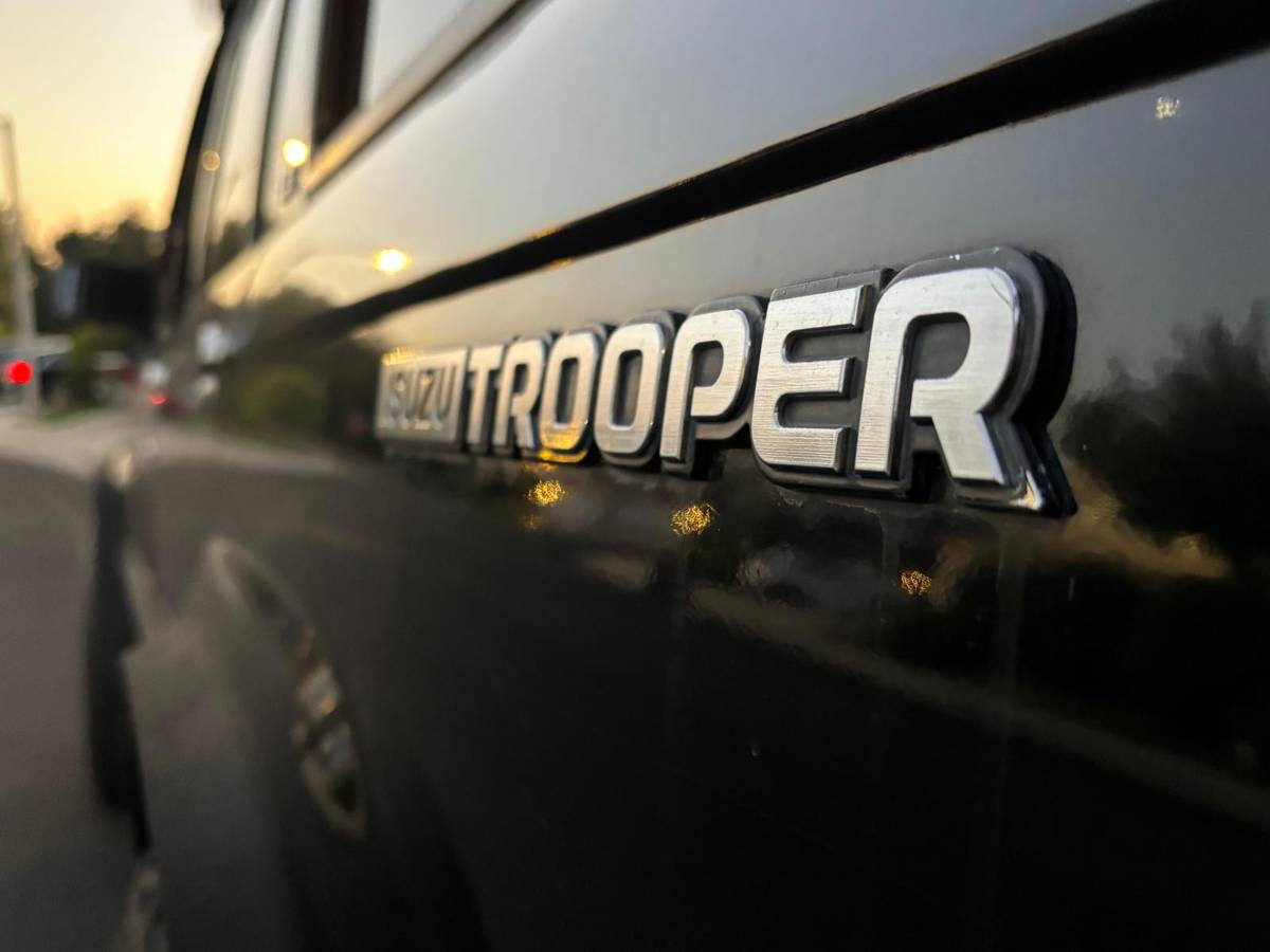 Isuzu-trooper-1991-black-7