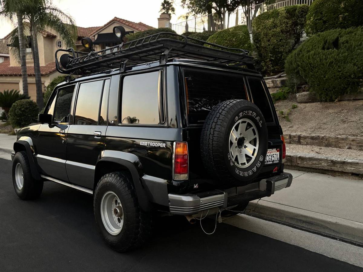 Isuzu-trooper-1991-black-8