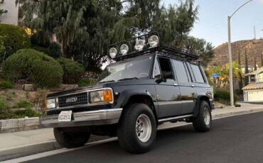 Isuzu-trooper-1991-black-9